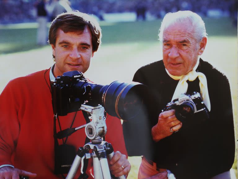 Ricardo Alfieri con su papá, en la cancha de Boca, en 1988