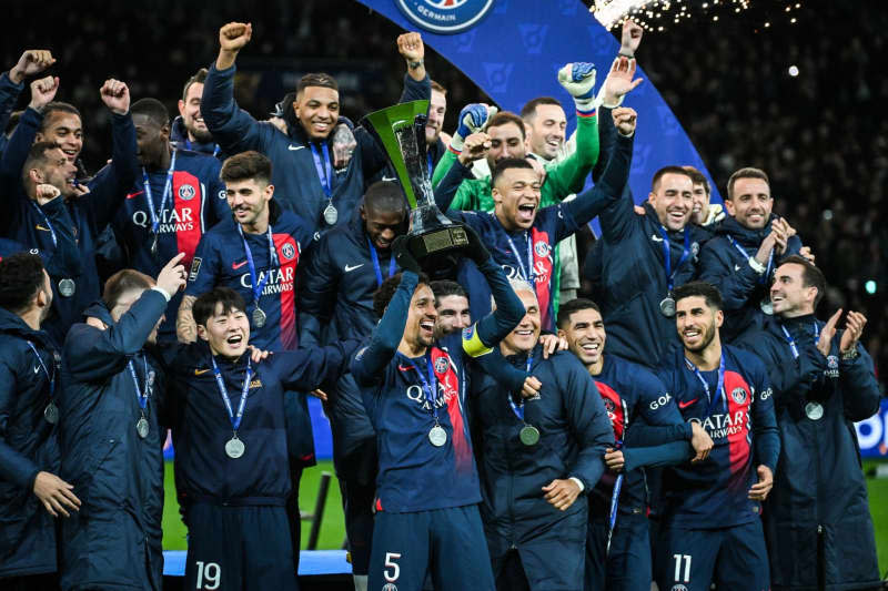 PSG players celebrate their victory with the trophy after winning the French Champions Trophy (Trophée des Champions) soccer match between Paris Saint-Germain (PSG) and Toulouse FC at Parc des Princes Stadium. Matthieu Mirville/ZUMA Press Wire/dpa
