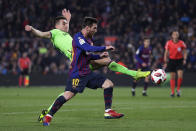 FC Barcelona's Lionel Messi, foreground, duels for the ball with Levante's Sergio Postigo during a Spanish Copa del Rey soccer match between FC Barcelona and Levante at the Camp Nou stadium in Barcelona, Spain, Thursday, Jan. 17, 2019. (AP Photo/Manu Fernandez)