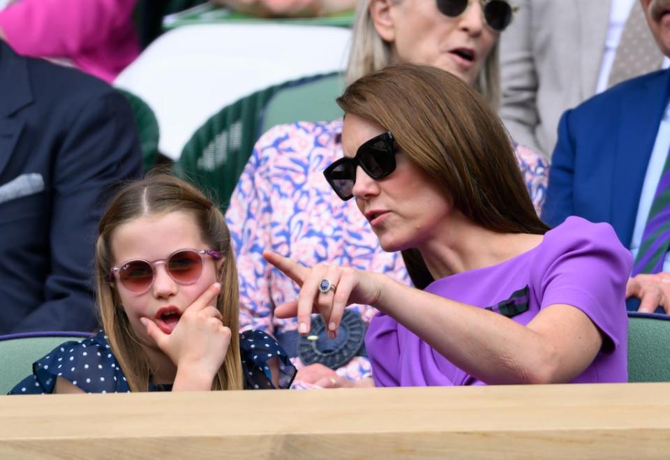 La princesa Charlotte viendo la final de Wimbledon con su madre, Kate Middleton, el 14 de julio de 2024