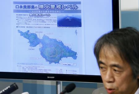 Japan Meteorological Agency's Senior Coordinator for volcanic affairs Sadayuki Kitagawa holds an emergency news conference following the eruption of a volcano in southern Japan, as a screen shows a map of the volcano on Kuchinoerabujima, at the agency in Tokyo May 29, 2015. REUTERS/Thomas Peter