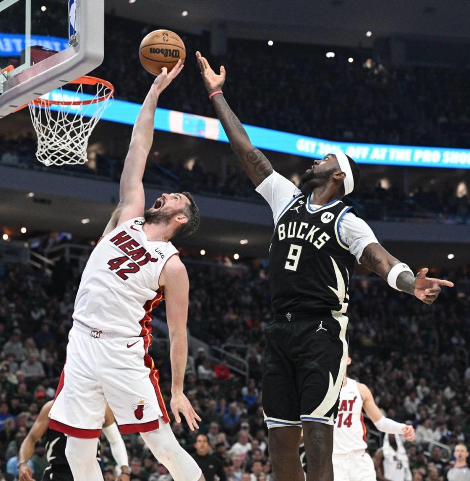 El jugador del Heat Kevin Love (izq.) trata de anotar ante la marca de Bobby Portis, de los Bucks, en el partido celebrado el 16 de abril de 2023 en el Fiserv Forum de Milwaukee.