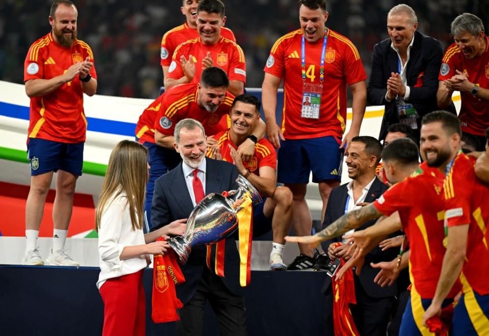 Felipe VI y la infanta Sofía levantan la Eurocopa