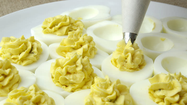 piping deviled eggs