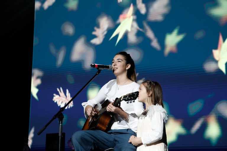 Las hijas de Esteban Bullrich cantan en el evento realizado en el Movistar Arena