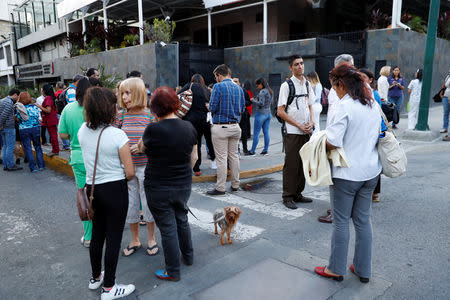 People evacuate homes after an earthquake struck the northern coast of Venezuela, in Caracas, Venezuela August 21, 2018. REUTERS/Carlos Garcia Rawlins