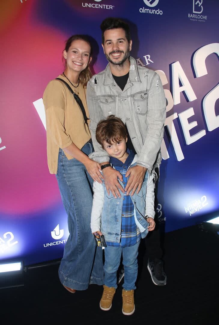 El conductor Nicolás Magaldi junto a su esposa Betiana Wolenberg y su hijo Bautista