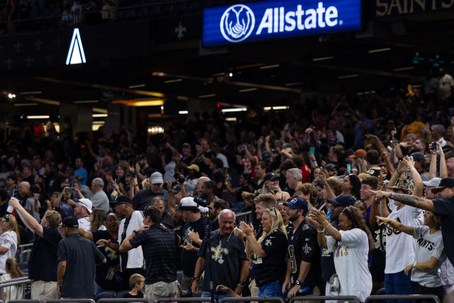 WATCH: Saints running back legends lead Who Dat Chant before last