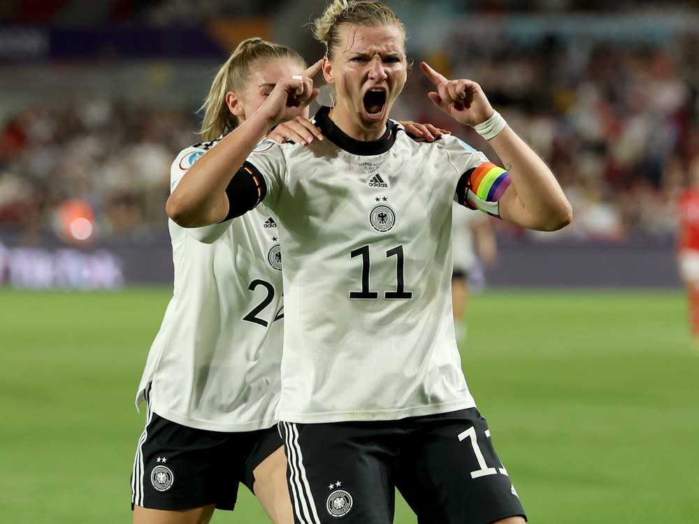 Torgarantin Alexandra Popp (v.) hat mit ihren sechs Turniertreffern maßgeblich zu Deutschlands Einzug ins EM-Finale beigetragen. (Bild: getty/[EXTRACTED]: Maja Hitij/Getty Images for DFB)