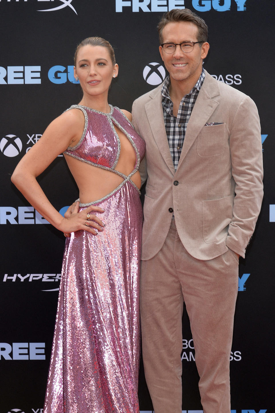 Blake Lively ravissante en robe de sequins roses au bras de Ryan Reynolds