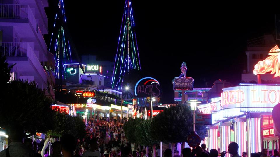 Leuchtende Anzeigen auf einer Partymeile in Mallorca