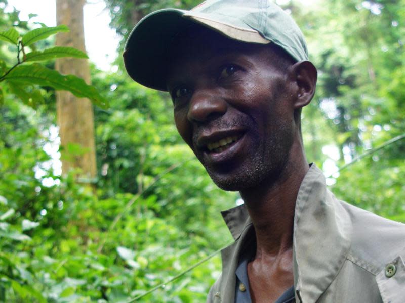 Pascal Niyokinda führt durch den Kigwena Forest - mehr als 10 bis 15 Touristen pro Woche kommen nicht. Foto: Carola Frentzen