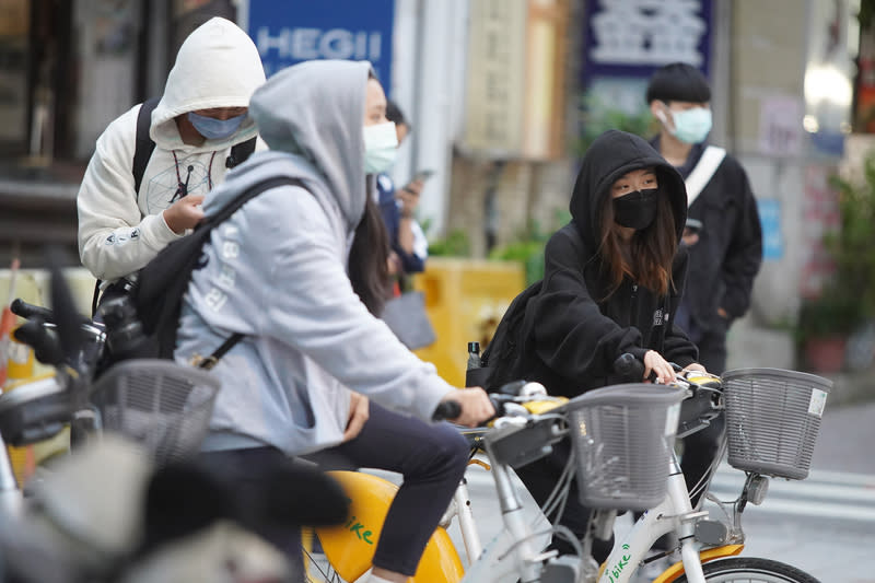 中央氣象署表示，東北季風接連報到，預計下周五到周六（17日到18日）北台灣低溫下探14度。（中央社資料照）