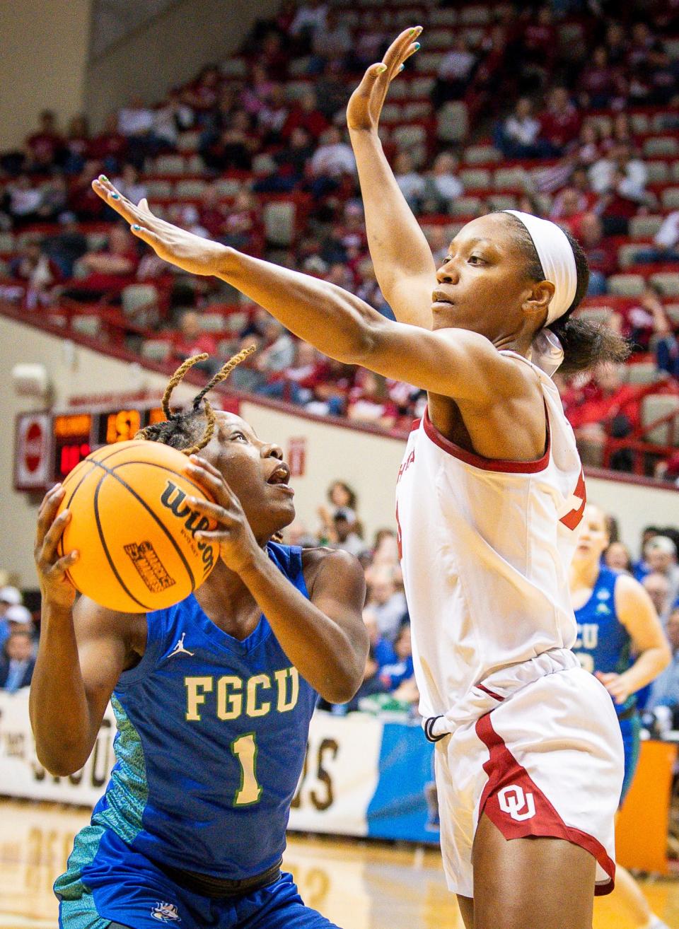 Florida Gulf Coast's Emani Jefferson (1) is defended by Oklahoma's Kennady Tucker (4) during first round NCAA action at Simon Skjodt Assembly Hall on Saturday, March 23, 2204.