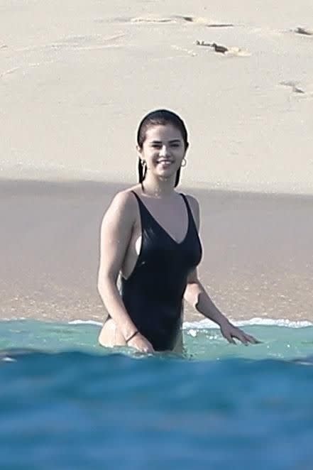 Selena enjoyed a sunny beach day in one piece bikini sporting a big scar on her thigh. Selena was surrounded by family and friends in Cabo San Lucas, Mexico. Source: Backgrid