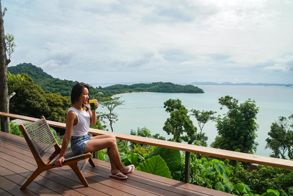 位於布吉島東南部精品酒店Sinae Phuket Luxury Hotel內的Starbucks因坐擁安達曼海美景而人氣爆燈。