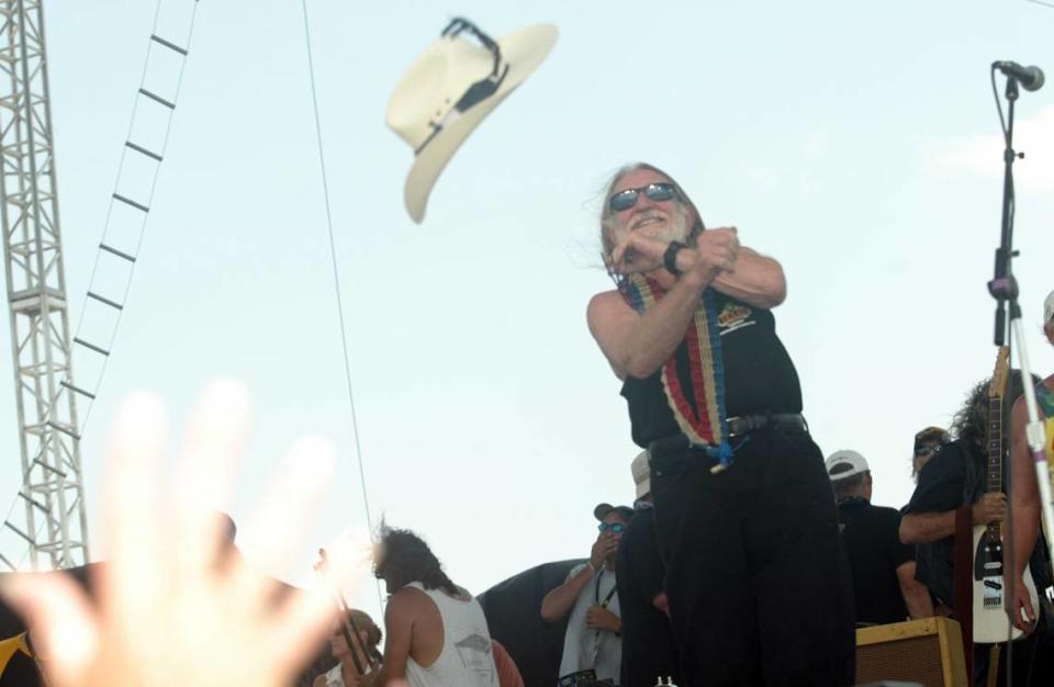 PHOTO FOR METRO *** Willie Nelson tosses his hat into the crowd after playing with Pauline Reese at his 32nd, 4th of July Picnic in the historic Fort Worth Stockyards in Fort Worth Monday, July 4, 2005. (STAR-TELEGRAM/JEFFERY WASHINGTON) JEFFERY WASHINGTON/STAR-TELEGRAM/JEFFERY WASHINGTON