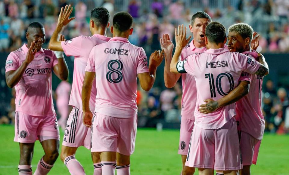 El delantero de Inter Miami, Lionel Messi (10), celebra en el campo después de anotar el tercer gol en la segunda mitad contra Orlando City en un partido de octavos de final de la Copa de la Liga en el estadio DRV PNK en Fort Lauderdale, Florida, el miércoles 2 de agosto de 2023.