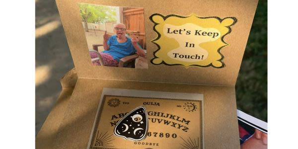 "Sigamos en contacto" abuelita regala ouijas a su familia para comunicarse con ella