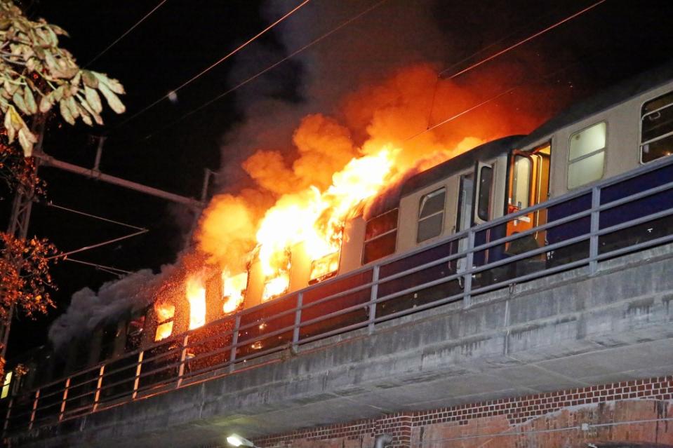 Erst verliert die eigene Mannschaft auswärts bei Union Berlin. Dann brennt es auch noch lichterloh im Zug. Mehrere Hundert Freiburg-Fans hatten am Samstag in Berlin ganz schön Pech - aber laut Feuerwehr doch auch Glück.<span class="copyright">Thomas Peise</span>