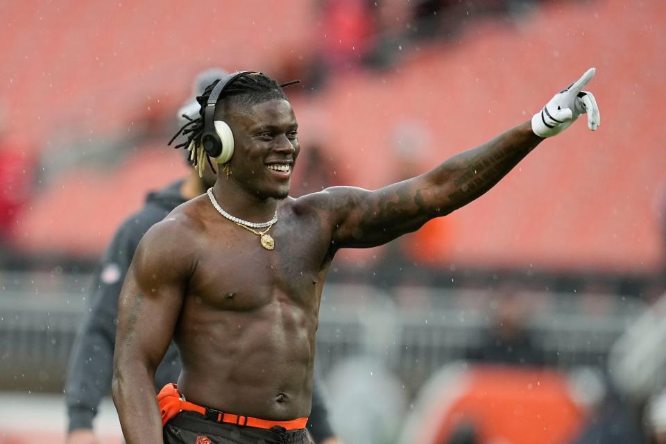 Cleveland Browns tight end David Njoku (85) gestures to fans before a game against the Chicago Bears in Cleveland on Dec. 17, 2023.