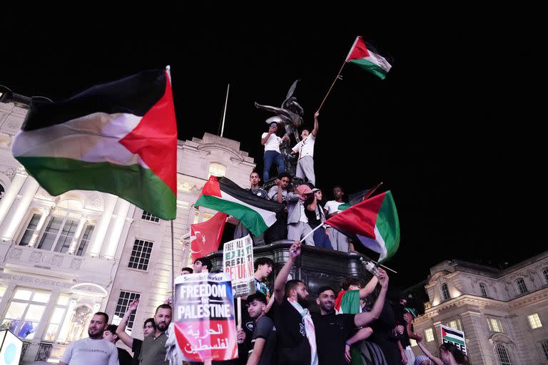 Personas participan en una manifestación de la Campaña de Solidaridad con Palestina en Piccadilly Circus, Londres. 