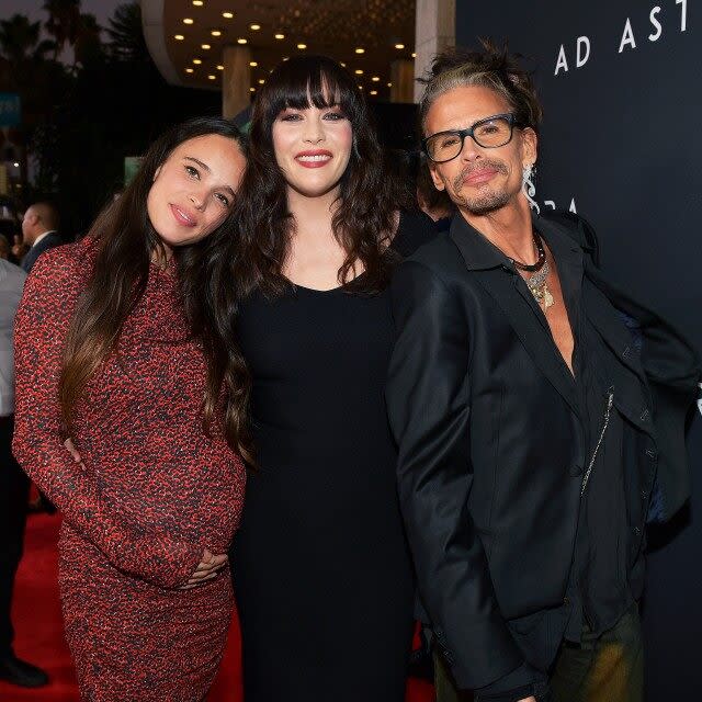 The couple shared a kiss on the red carpet!