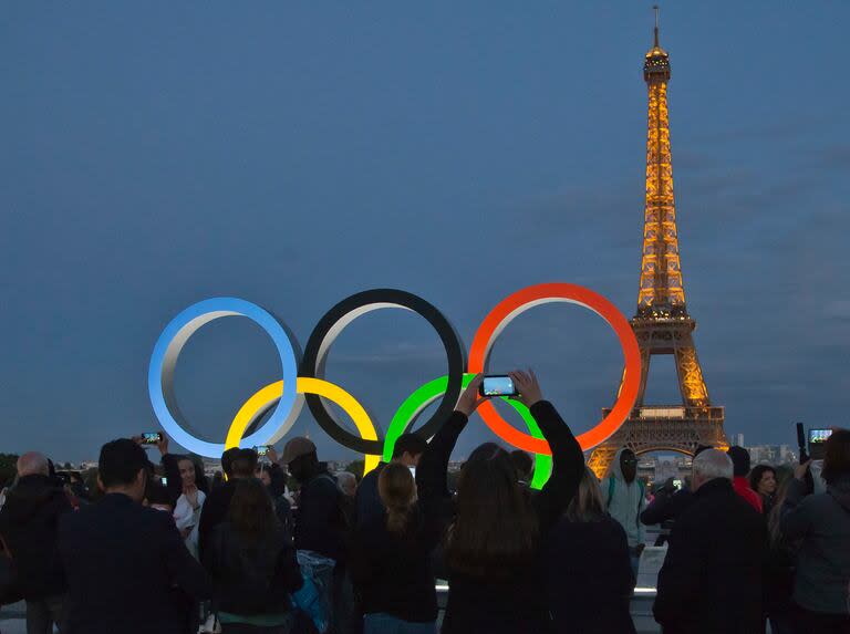 Los anillos olímpicos instalados en la plaza del Trocadero, con vistas a la Torre Eiffel, en la capital de Francia: una postal única