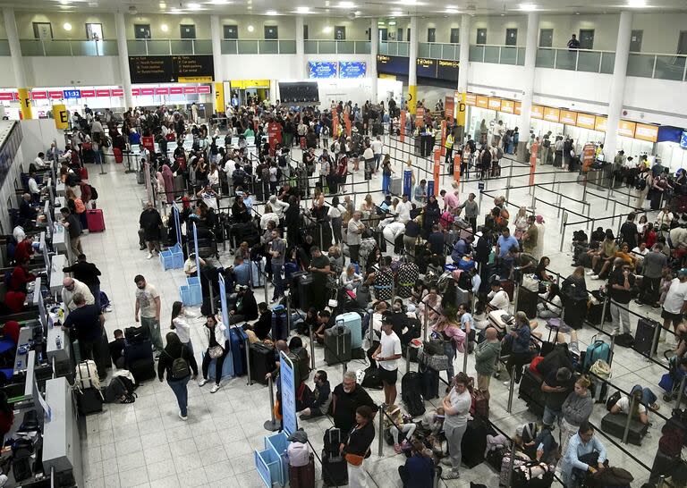 Los pasajeros esperan en la terminal sur del aeropuerto de Gatwick en Crawley, Inglaterra