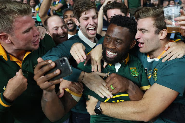 El capitán sudafricano Siyamthanda Kolisi celebra con hinchas luego de la goleada a Nueva Zelanda.