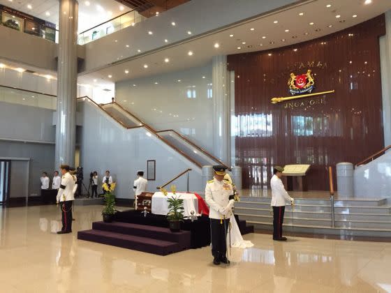 File:Sign at Bras Basah MRT Station indicating extension of MRT operating  hours for Lee Kuan Yew's lying in state at Parliament House, Singapore -  20150325.jpg - Wikimedia Commons