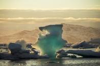 FOTO DE ARCHIVO: Un iceberg flota en un fiordo cerca de Tasiilaq, Groenlandia