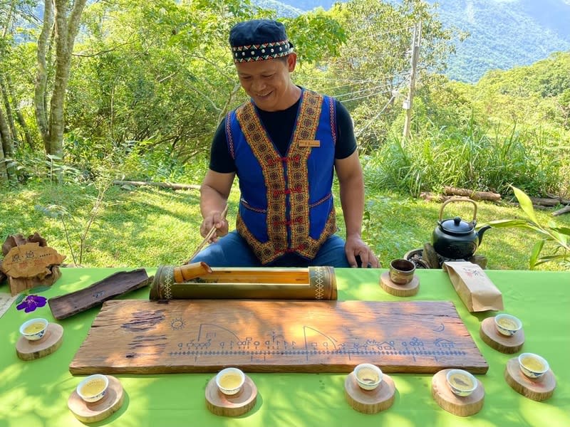 高雄寶山部落有機茶  獲比利時風味評鑑獎 高雄市桃源區寶山部落布農族人謝國華經營「拿普原 生有機茶園」，參加2024年比利時國際風味評鑑獎， 拿普原生茶滋味甘醇、底韻濃厚，獲評審一致好評， 奪得「2024絕佳風味二星獎章」。 （茂林國家風景區管理處提供） 中央社記者張已亷傳真  113年6月19日 