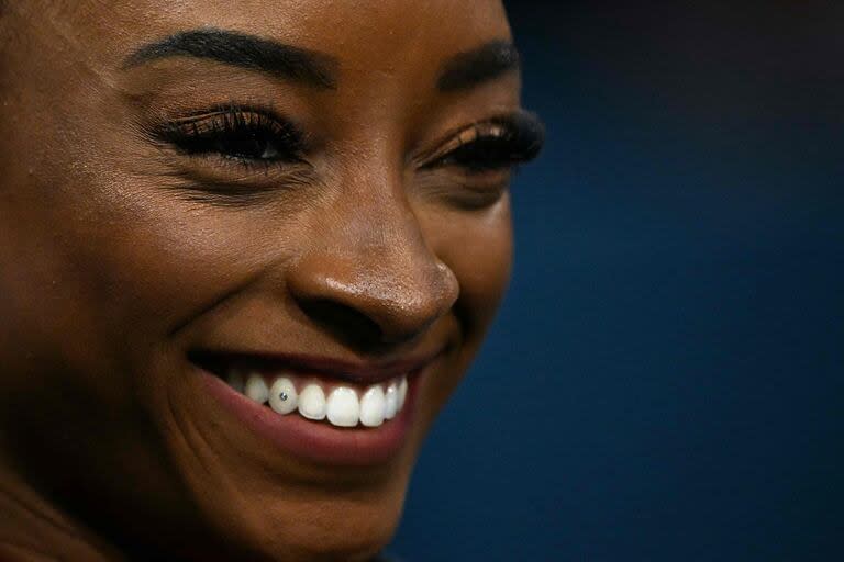 La sonrisa de Biles dejando al descubierto el brillante que tiene en un diente 