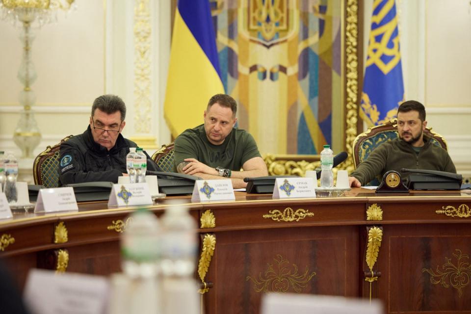 Oleksiy Danilov (izquierda) en una reunión con el presidente Zelensky (derecha) y el jefe de gabinete Andriy Yermak el mes pasado (vía Reuters)