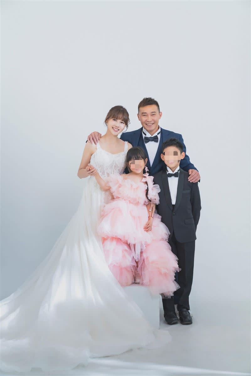 嚴立婷（上排左）與張智峰（上排右）結婚13年，目前育有1子1女。（圖／翻攝自嚴立婷臉書）