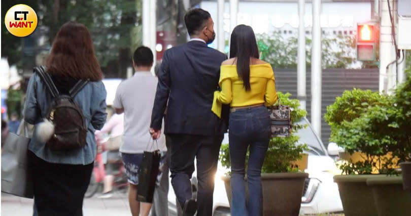 高毓璘和男友碰面後，她左手勾著男方的右手臂，兩人先去逛街逛了一會兒。（圖／本刊攝影組）