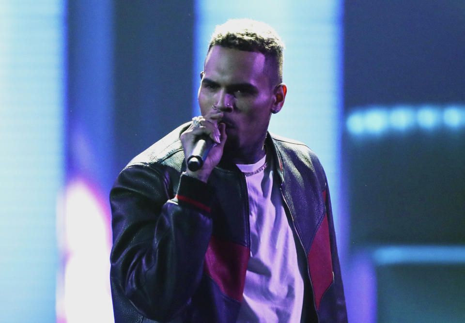 En esta foto del 27 de junio del 2017, Chris Brown canta en la ceremonia de los Premios BET en el Teatro Microsoft en Los Angeles. (Foto por Matt Sayles/Invision/AP, Archivo)