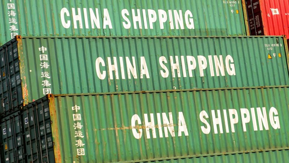 Container mit der Aufschrift «China Shipping», stehen im Hafen. Trotz der globalen Corona-Krise hat sich Chinas Außenhandel überraschend gut erholt.