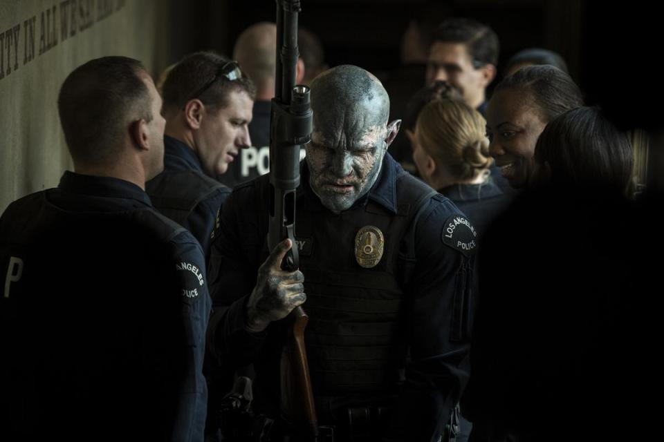 曾演出《大亨小傳》的喬爾埃哲頓，透過特殊化妝，詮釋獸人雅各比警官，成為警隊裡唯一的獸人。（Netflix提供）