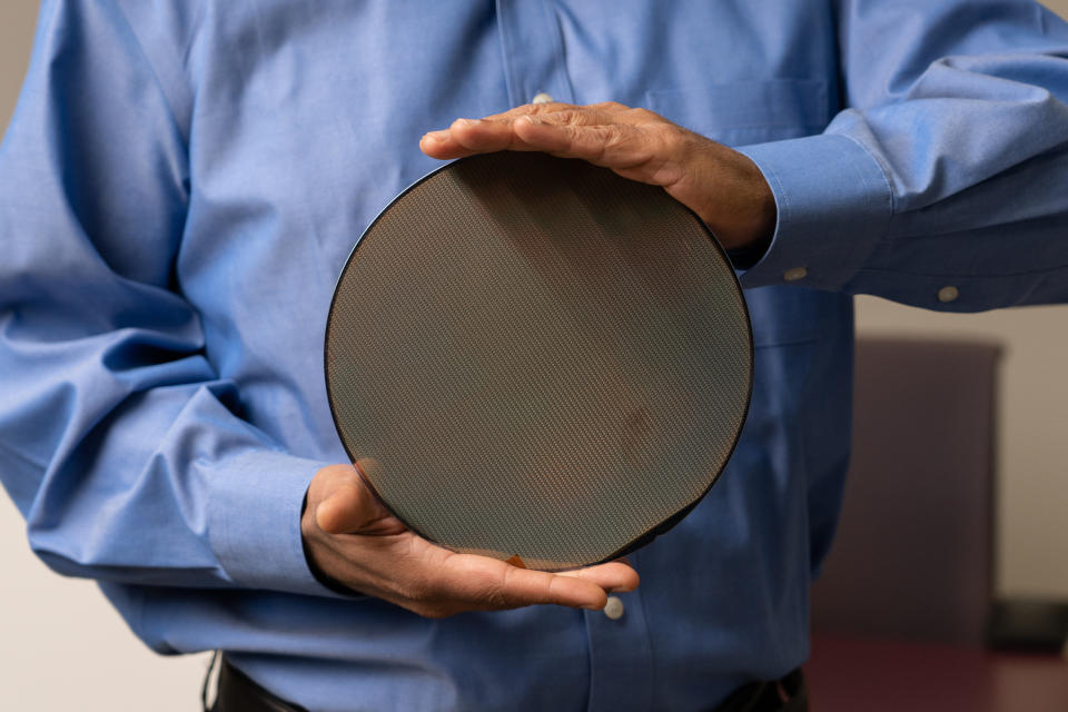 Ganesh Moorthy, director ejecutivo de Microchip Technology, sostiene un ejemplo del producto de su empresa en sus oficinas en Chandler, Arizona, el 2 de noviembre de 2021. (Tomás Karmelo Amaya/The New York Times)
