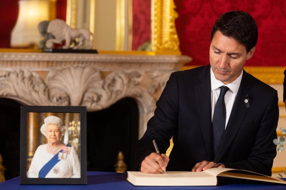 El primer ministro canadiense, Justin Trudeau, firma el libro de condolencias en Lancaster House (David Parry Media Assignments/PA Wire)