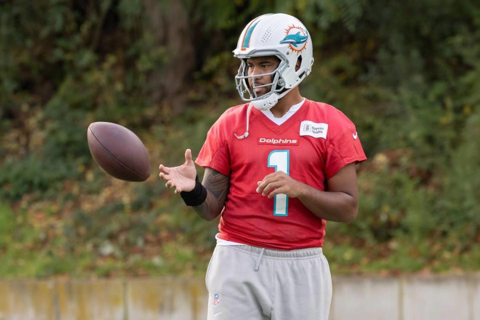 01 November 2023, Hesse, Frankfurt/Main: American Football: NFL, Before the season game Kansas City Chiefs vs Miami Dolphins, Dolphins practice. Quarterback Tua Tagovailoa in action. Photo: Jürgen Kessler/dpa/Sipa USA