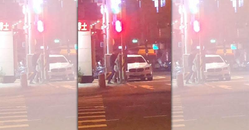 台中市東山路、環中路前天凌晨驚傳男女當街全裸做愛，影片在網路社群瘋傳。（爆料公社）