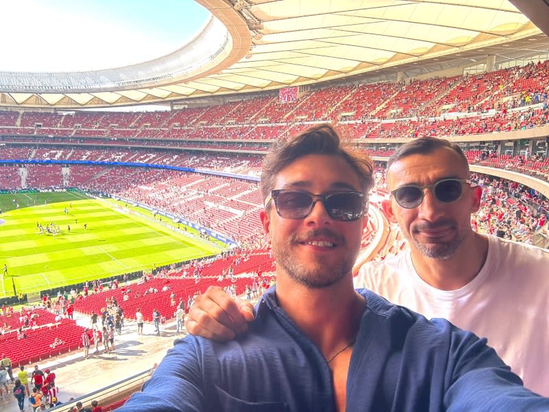 Onur Seyit Yaran, de Hermanos, con el exfutbolista turco Mehmet Topal en el Metropolitano