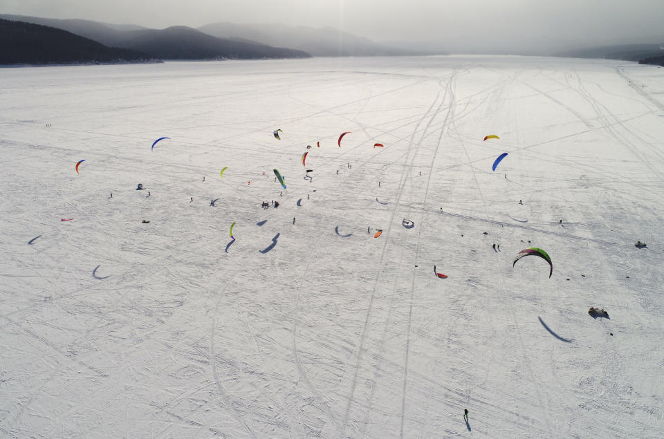 <p>Dutzende Kiteboarder nutzen die eisigen Temperaturen, um sich auf dem zugefrorenen Fluss Jenissei nahe der Stadt Krasnojarsk in Russland zu vergnügen. (Bild: REUTERS/Ilya Naymushin) </p>