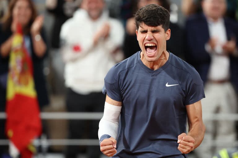 ¡Así se celebra! Con los ojos cerrados, Carlos Alcaraz grita con todo el pase a las semifinales de Roland Garros