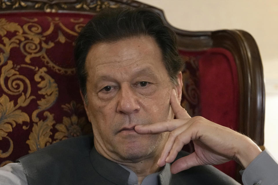 En esta imagen de archivo, el ex primer ministro de Pakistán, Imran Khan, durante una conferencia de prensa en su residencia, en Lahore, Pakistán, el 3 de agosto de 2023. (AP Foto/K.M. Chaudary, archivo)