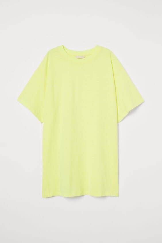 <strong><a href="https://www2.hm.com/en_us/productpage.0798524001.html" target="_blank" rel="noopener noreferrer">Get the oversized T-shirt at H&amp;M for $17.99.</a></strong>