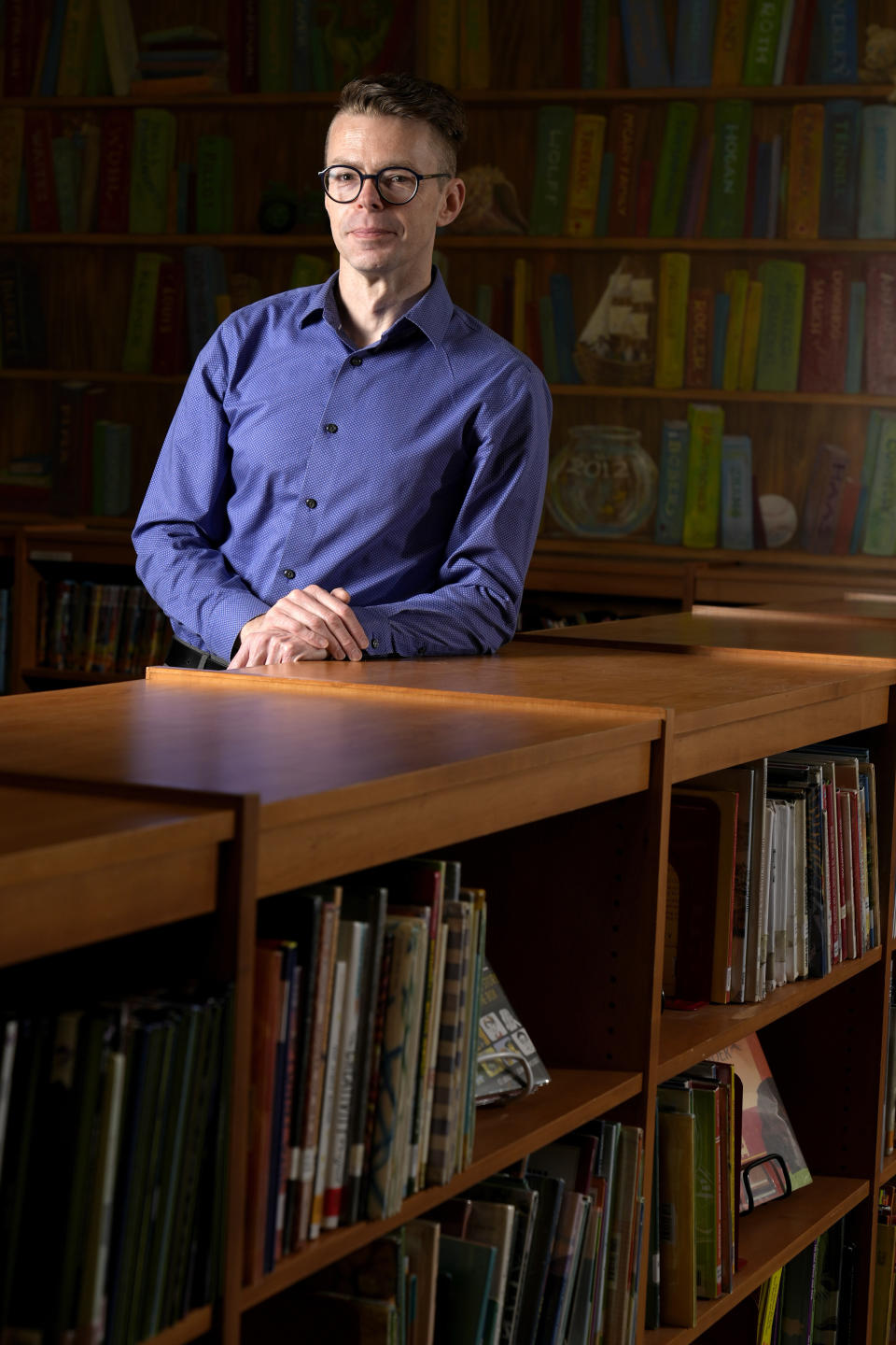 Tom Bober, bibliotecario y presidente de la Asociación de Bibliotecas Escolares de Missouri posa para un retrato el miércoles 20 de marzo de 2024, en Clayton, Missouri. (Foto AP/Jeff Roberson)